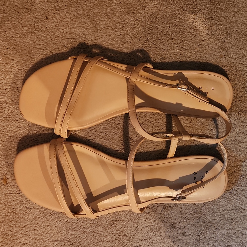 A New Day woman's flat sandals size 10 Tan